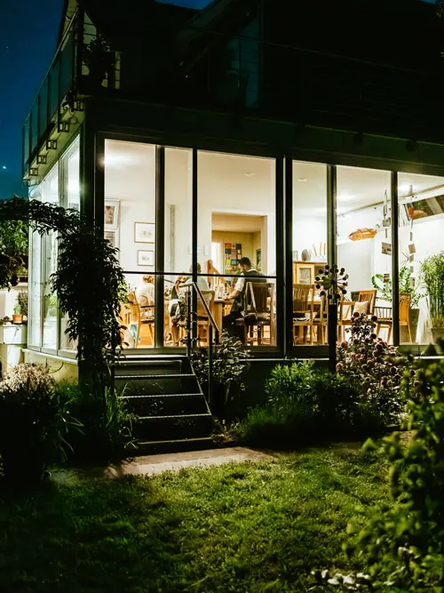 Ansicht von außen bei Nacht