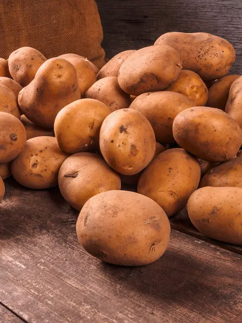 Kartoffeln auf dem Holztisch